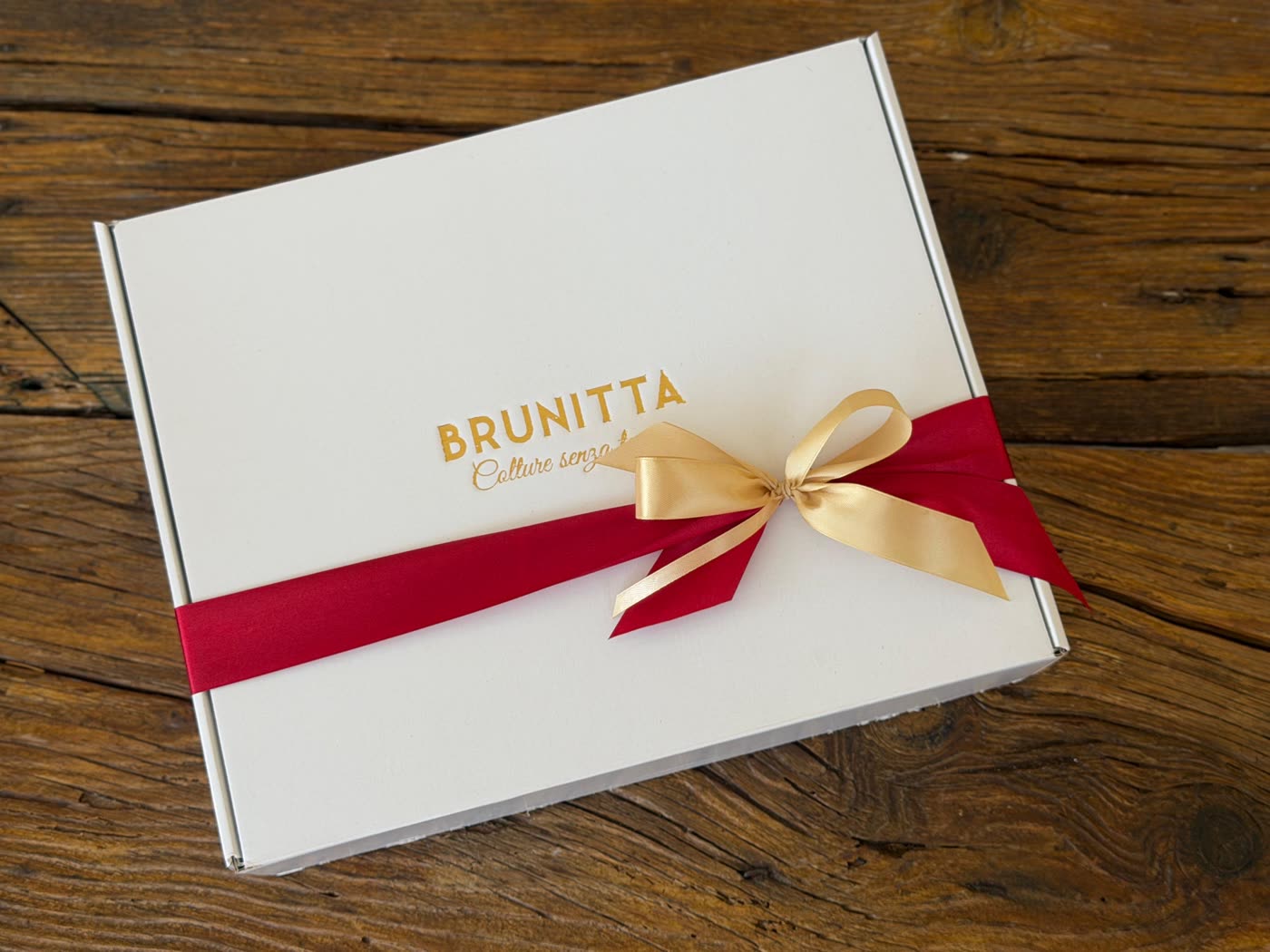 Cofanetto regalo Brunitta bianco con nastro rosso e fiocco dorato