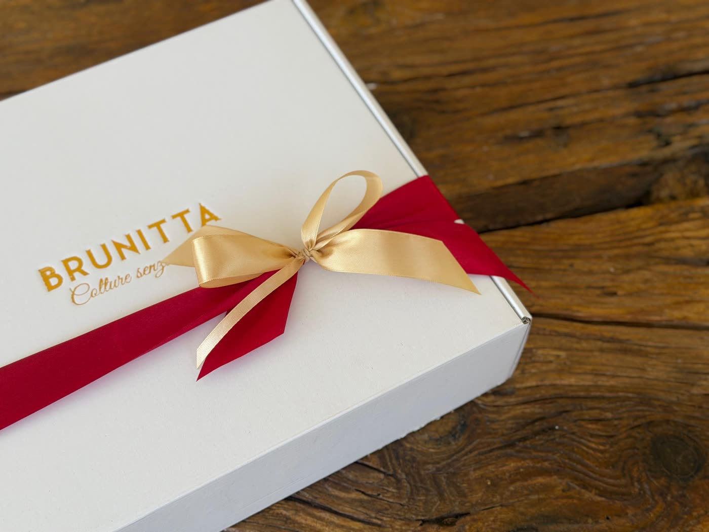 Dettaglio del fiocco dorato sul cofanetto regalo Brunitta